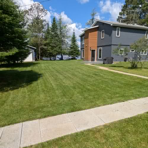 Уютный костер на открытом воздухе в кафе Smile Awhile в Игл-Ривер, штат Висконсин, идеально подходит для семейного жарения зефира и вечеров под звездным небом северных лесов.