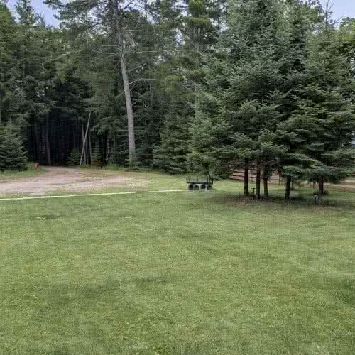 На территории Smile Awhile в Игл-Ривер, штат Висконсин, имеется просторная бесплатная парковка, достаточно места для лодочных прицепов, прицепов для снегоходов и нескольких автомобилей.