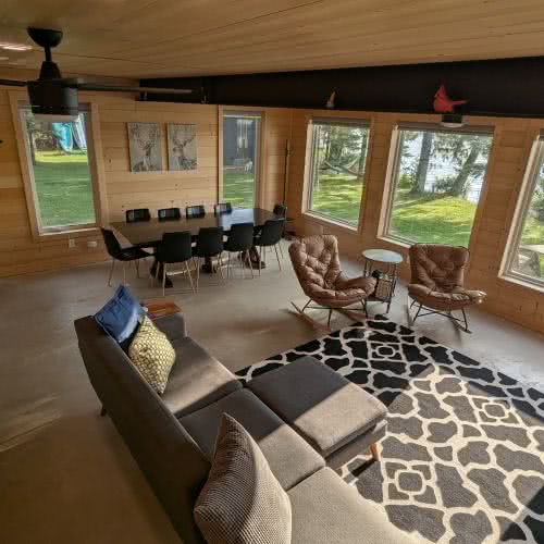 В магазине Smile Awhile в Игл-Ривер, штат Висконсин, есть полноразмерный холодильник, что очень удобно для длительного отдыха.