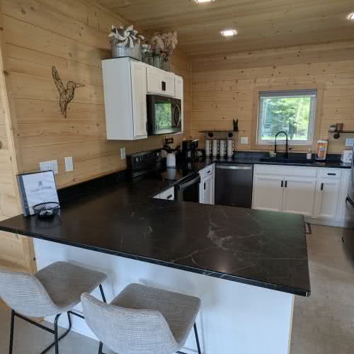 В ресторане Smile Awhile в Игл-Ривер установлены большие гранитные столешницы и современная раковина, обеспечивающие достаточно места для приготовления больших семейных обедов.