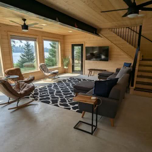 Надежный бесконтактный вход и хорошо освещенный фасад отеля Smile Awhile обеспечивают безопасную и удобную самостоятельную регистрацию заезда для всех наших гостей.