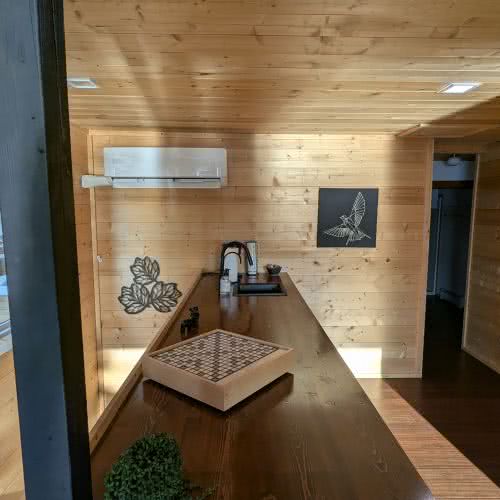 В офисе Smile Awhile вас ждет высокоскоростной Wi-Fi и выделенное рабочее место, гарантирующие надежное соединение для удаленной работы или просмотра потокового видео в северных лесах.