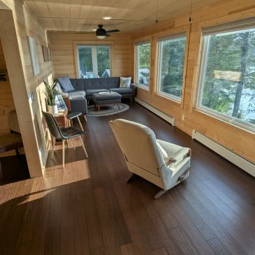 Просторная частная подъездная дорога к нашему дому в Игл-Ривер, с достаточным местом для нескольких автомобилей, прицепов для лодок и прицепов для снегоходов.