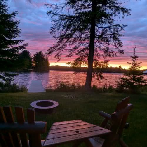 В Smile Awhile есть открытая площадка для барбекю и обедов, идеально подходящая для летних пикников и семейных обедов в окружении природы и высоких сосен.