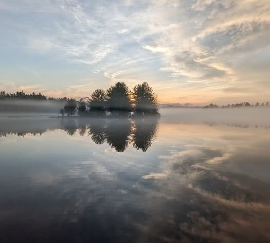 Территория нашего дома на берегу озера огорожена надежным забором, что обеспечивает безопасное и уединенное место для игр детей и отдыха гостей на природе.