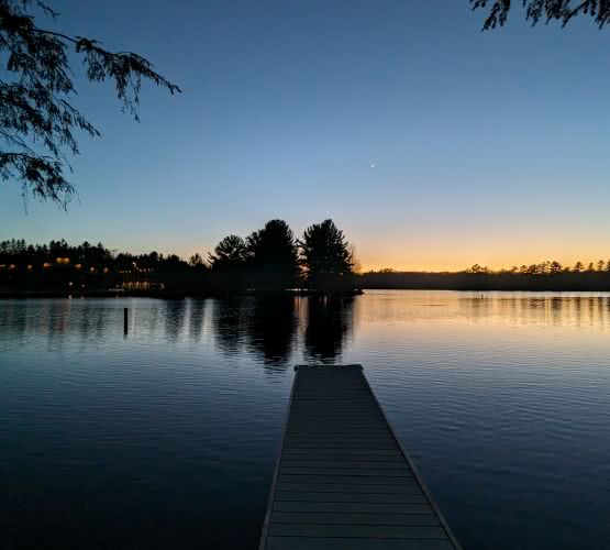 Территория нашего дома на берегу озера огорожена надежным забором, что обеспечивает безопасное и уединенное место для игр детей и отдыха гостей на природе.