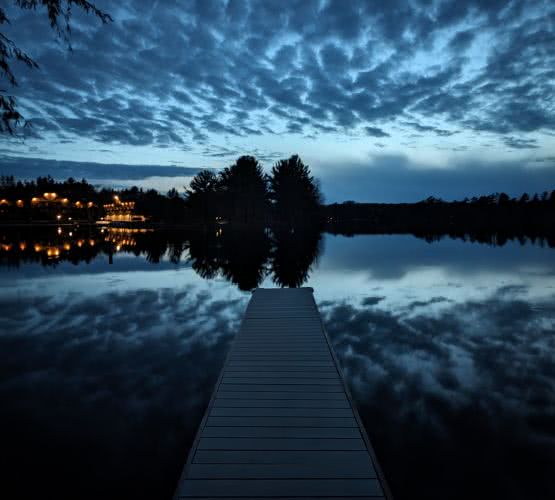 Территория нашего дома на берегу озера огорожена надежным забором, что обеспечивает безопасное и уединенное место для игр детей и отдыха гостей на природе.